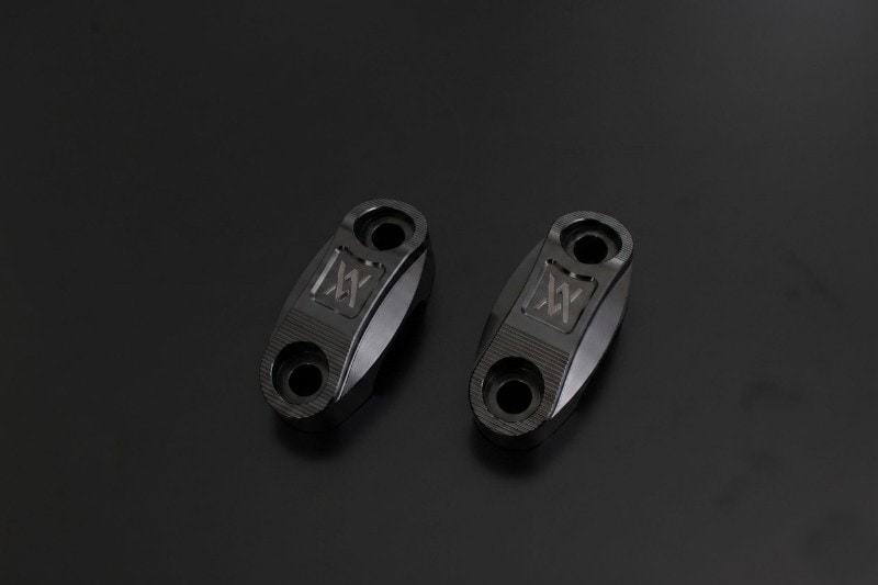 ビレットハンドルアッパークランプ ブラック品番 189-5134適合車種Kawasaki　Z900RS/CAFE/SE '18-'26商品説明大きな存在感を放つARCHIロゴを中央に配置し、上下には繊細な切削ラインを施すことで、造形美を追及したハンドルアッパークランプ。側面へ大胆なエッジラインを取り入れることで、シャープなフォルムを形成するとともに、光と陰影が際立つ立体的なデザインへ仕上げました。ライダーの視線が常に集まるコックピットエリアを、あらゆる角度から美しく魅せる存在感と、削り出しならではの煌びやかな質感で演出します。表面には耐腐食性に優れるアルマイト処理を採用。※ステアリングダンパーキット Type-2との併用不可。※ステアリングダンパーキット Type-ARCHIとの併用は可能。