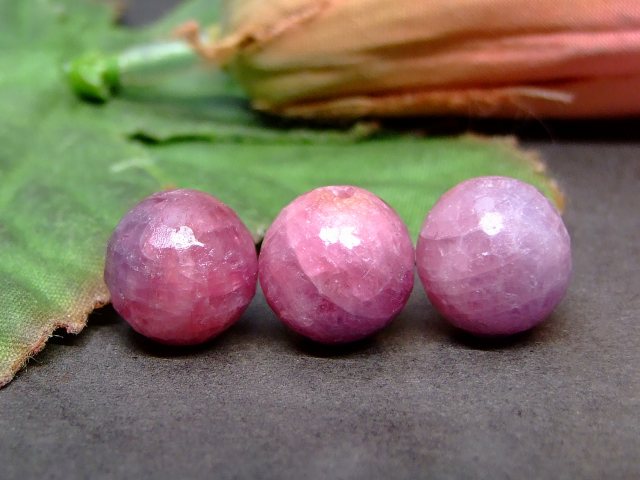 55970　　今月の半額 A 11mm カット 1粒売り ルビー 送料無料 ベトナム産 天然石 パワーストーン