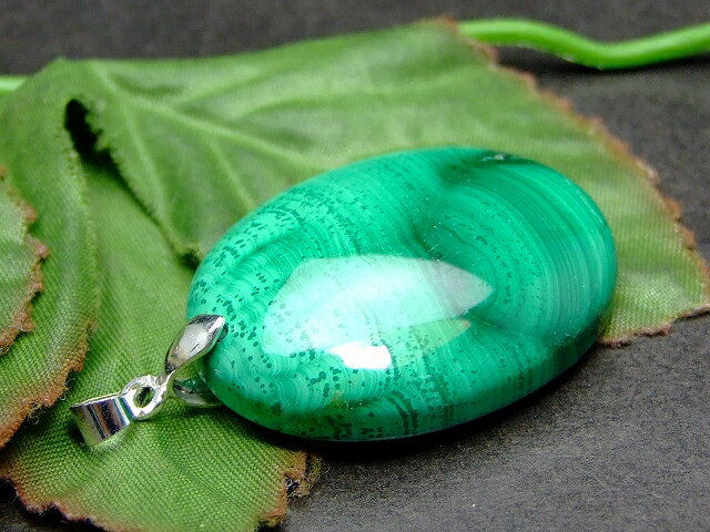 51053　　1個売り 32×25mm A マラカイト ペンダントトップ 送料無料有 楽天最安値に挑戦 ロシア産 天然石 パワーストーン