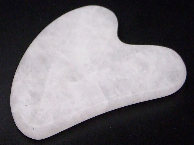 ※画像と同品質のものをお送りします。 ※色や柄などお選びいただけません。 ※新品ですが、へこみ・傷など見られる為、わけあり商品として格安にご提供しております。 素材 天然 サイズ・重さ 約：61mm×44mm・±1.0cm　1個売り 　※ 多少の誤差はご了承下さい。≪使用例≫ オイルやクリームなどを気になる部分に塗ってからかっさのカーブの部分を使ってマッサージしてください。 ※塗らずにこすると皮膚を傷つける恐れがあります。 週に1〜2回、1回10分程度が目安です。 (毎日でもOKです。) かっさマッサージ後は、赤や紫のあざのような斑点が浮き出してくる場合もございますが、3日〜7日経てば自然に消えますのでご心配要りません。 これはコリを感じたり、不調な場所は現れ、健康な部位には現れません。 かっさマッサージ後は、1時間後にお風呂に入り、体が冷えないようにご注意ください。 【腕の場合】 上から下に向かってゆっくりと数回、少し痛みを感じる程度に力を入れてこすります。 【肩・背中の場合】 凹凸のある部分はくぼみの部分を用いて上から下にゆっくり徐々に力を入れるようにして少し痛みを感じる程度に力を入れてこすります。 【顔の場合】 ※体部分よりも軽い力で行ってください。 額は下から上へ前髪の生え際に向かって、また眉間から耳の付け根に向かって滑らすようにマッサージします。 頬中央部分はカーブ部分を使用し内側から外側に向かってゆっくりとマッサージしてください。 基本の動きは顔の中心部から外側です。 あごは横のくぼみを利用してあごのラインを挟むように、耳のつけねに向かって下から持ち上げるようにし、そのまま耳の下から首に沿って下方向にマッサージします。