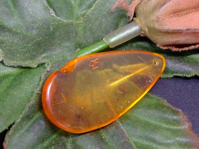 67668　　今月の半額 わけあり 虫入り アンバー 琥珀 34mm×17mm 1個売り ルース 裸石 穴あり ペンダントトップ 送料無料 メキシコ産 天然石 パワーストーン