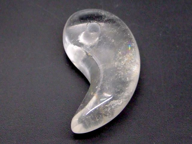 69030　　勾玉 虹入り 水晶 31mm×17mm 1個売り クリスタル クォーツ 送料無料 天然石 パワーストーン