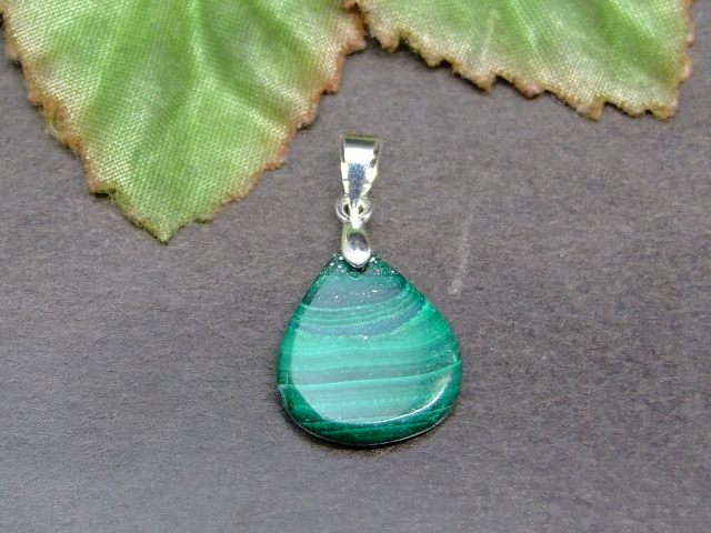 58791 　マラカイト ペンダントトップ 15mm×13mm A 1個売り 送料無料 ロシア産 天然石 パワーストーン