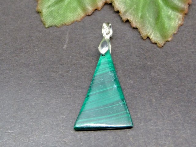 ※画像のものをお送りします。 オリジナルアクセサリー作りに是非どうぞ〜〜（m−m） 素材 天然 サイズ 約：重さg　玉径29mm×18mm・±0.5mm　1個売り 　※ 多少の誤差はご了承下さい。邪気を追い払い、感情を鎮める、心身の癒しに優れた石 日本名『孔雀(くじゃく)石』。 美しいグリーンと、模様が羽を広げた孔雀の様に見えるます。 ストレスや緊張にとても高いヒーリング効果を発揮し、体力の回復をサポートしながら安眠をもたらす効果があるといわれており、邪気をはね返すパワーが強く、危険を感知させることで災いをもたらすものを遠ざけ、持ち主の身を守り、危険が迫ると身代わりとなって石が割れると言われているおり、邪気をはね返すパワーが強烈です。 エジプトではクレオパトラがアイシャドウとしてマラカイトの粉末を油で練った物を使用したと言われています。