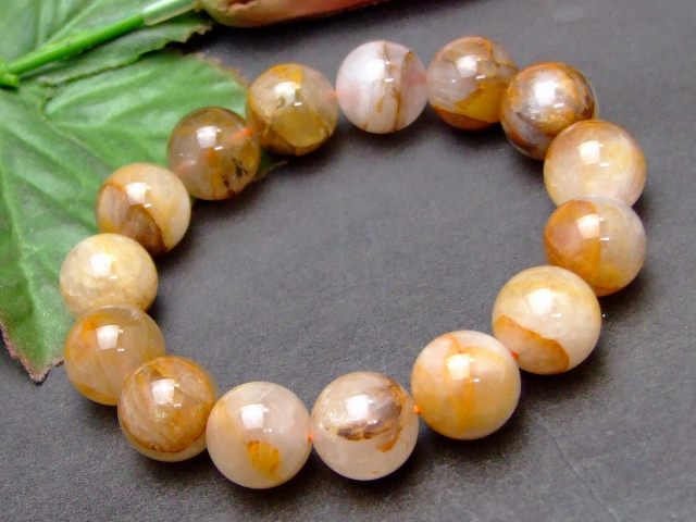 ※画像と同品質のものをお送りします。 オリジナルアクセサリー作りに是非どうぞ〜〜（m−m） ポーチに入れた状態で発送いたしますので、そのままプレゼントとしてご利用頂けます。 素材 天然 サイズ 約：重さg　玉径14mm・±0.5mm　内径18cm (ゴムは伸縮可) 　※ 多少の誤差はご了承下さい。ネガティブなものを弾く石 主に水晶のクラックの中にヘマタイトとライモナイト(褐鉄鉱)が染み込んで赤や黄色などの膜をつくります。 ネガティブなものをはじくエネルギーを持っているとされ、よくないことを考えてしまったり、 物事をはっきりできないと感じる時に精神的なもやを明瞭に払拭してくれ、 すっきりとした感情へ促してくれるといわれています。