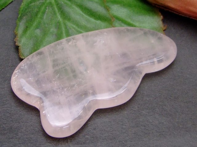 57524　　虹入り アイリス ミニかっさプレート ローズクォーツ 波型 1個売り 美容・マッサージ 送料無料 天然石 パワーストーン