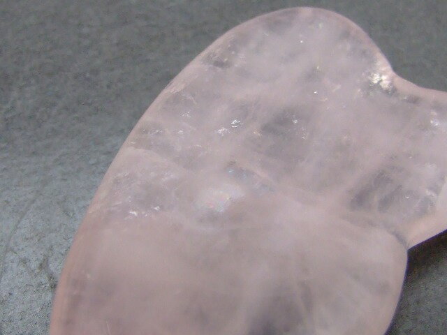 57524　　虹入り アイリス ミニかっさプレート ローズクォーツ 波型 1個売り 美容・マッサージ 送料無料 天然石 パワーストーン