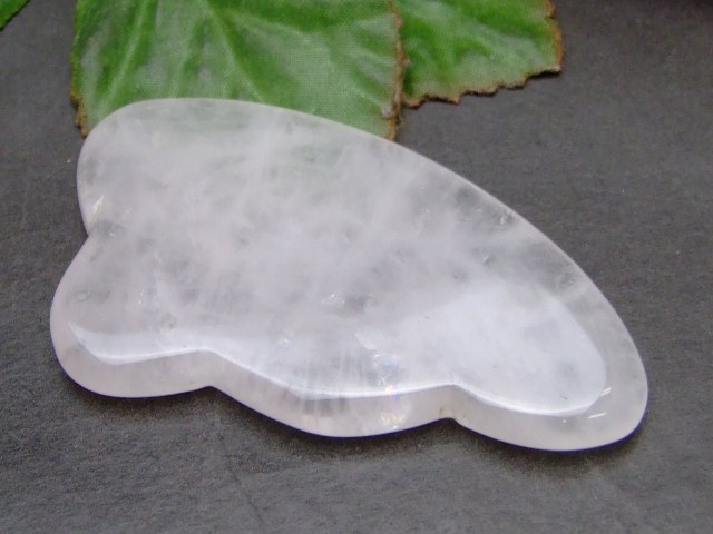 57525　　虹入り アイリス ミニかっさプレート ローズクォーツ 波型 1個売り 美容・マッサージ 送料無料 天然石 パワーストーン