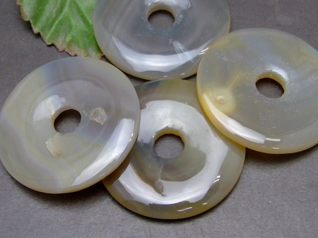 【3粒/バラ売り】ホワイトオニキス 64面カット 10mm 穴あきビーズ バラ売り 粒売り 天然石 パワーストーン 手作り アクセサリー ハンドメイド パーツ ブレスレット ペンダント ネックレス ピアス イヤリング製作