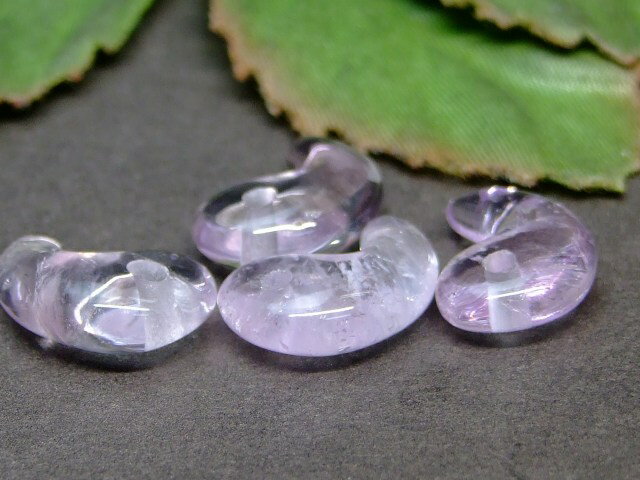 49539Q　16mm×10mm 1個売り 古代勾玉 アメジスト 送料無料有 天然石 パワーストーン