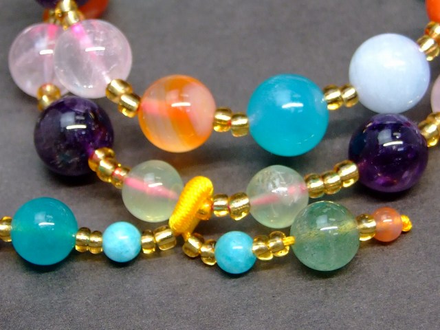 60084　　4mm〜10mm アイスアマゾナイト アメジスト ミックス石 ブレスレット チャーム付き 内径16cm ポーチ付き 送料無料 天然石 パワーストーン