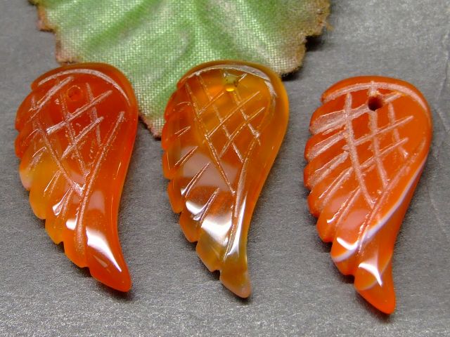 60910　　1粒売り 24mm×12mm 手彫 天使の羽 カーネリアン 送料無料有 天然石 パワーストーン