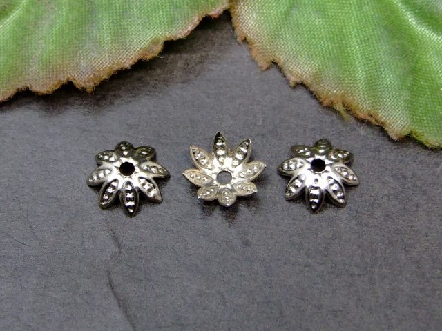※画像と同品質のものをお送りします。 オリジナルアクセサリー作りに是非どうぞ〜〜（m−m） 海外製商品のため、B品も混じっているかも知れませんので、ご了承の上ご購入をお願いいたします。 素材 メタル海外製 サイズ 約：重さ10g　径8mm・±1.0mm 　※ 多少の誤差はご了承下さい。