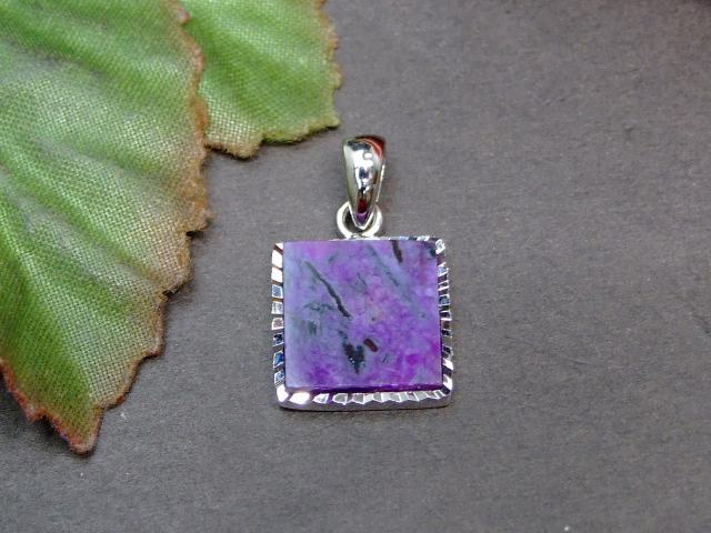 60332　　12mm×12mm 5A 1個売り スギライト 杉石 シルバー925 メッキ メタル 高級 ペンダントトップ 送..