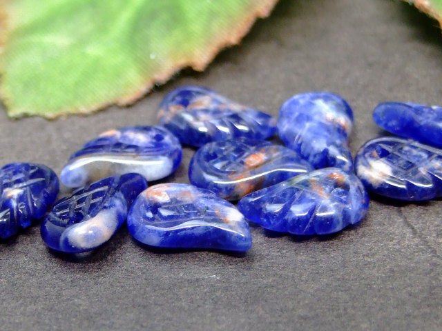 49515K　　 AA 1粒売り 10×6mm 手彫 天使の羽 ソーダライト 送料無料有 天然石 パワーストーン