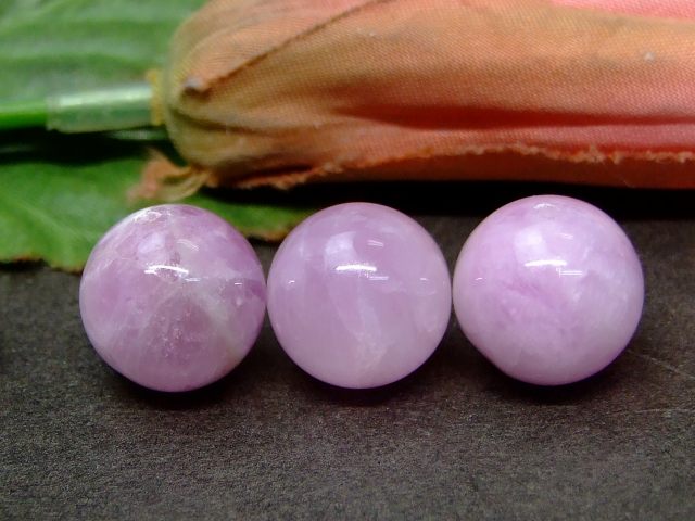 g3-884W　　今月の半額 13mm AA クンツァイト 1粒売り 鑑別済 本物保証 送料無料有 ブラジル産 天然石 パワーストーン