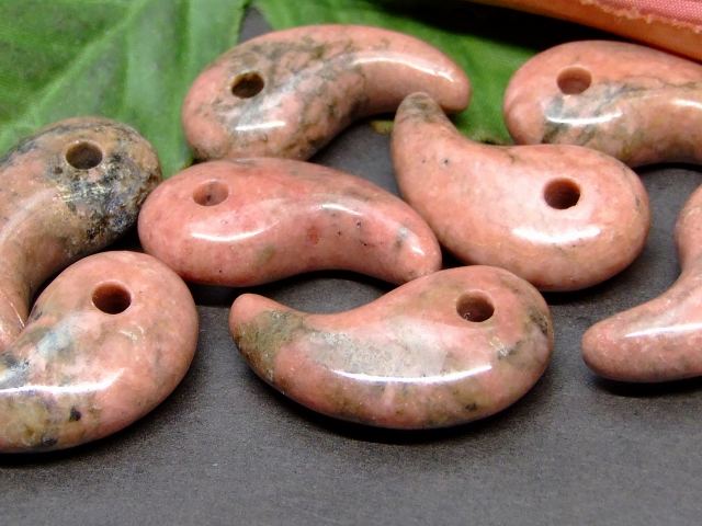 49536F　　今月17％OFF 31×17mm A 1個売り 勾玉 ロードナイト 送料無料有 天然石 パワーストーン