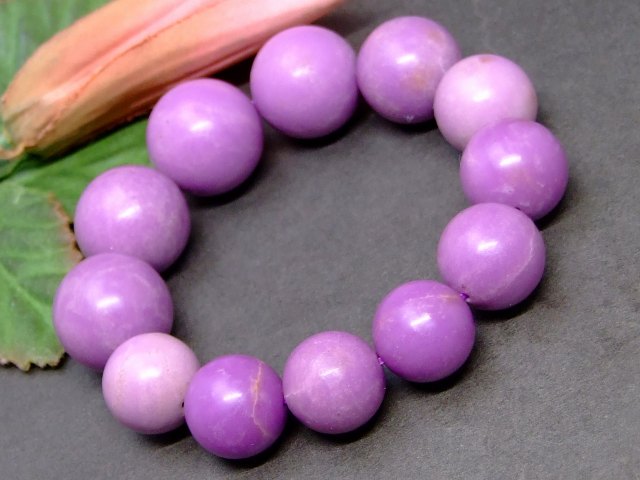 ※画像のものをお送りします。 オリジナルアクセサリー作りに是非どうぞ〜〜（m−m） 素材 天然 サイズ 約：重さ84g　玉径15mm〜20mm・±0.5mm　内径16cm(ゴムは伸縮可) 　※ 多少の誤差はご了承下さい。「フォスフォシデライト」。とても呼びにくい名前ですね… この複雑な名前にもしっかりとした語源があります。 名前の由来はこの石に含まれる燐（りん）「phospho」と鉄「sideros」から来ています。そしてこの燐にはステキな語源があり、ギリシャ語で「光」を意味する「phos」、「運ぶもの」を意味する「phoros」。つまり「光を運ぶもの」という言葉から由来しているのです。 稀に、フォスフォシデライトに「光を運ぶもの」という意味があると説明されていることがありますが、正しくは、この石に含まれる燐の語源である為、若干の相違があります。 鉱物としては、バリサイトグループの一種に当たります。バリサイトがアルミニウムイオンを含むことで、緑色を発するのに対して、フォスフォシデライトは鉄イオンを含むことで紫色を発します。含まれる成分によって全く異なる色合いを持っていますが、どちらも優しい色合いが魅力的なパワーストーンです。