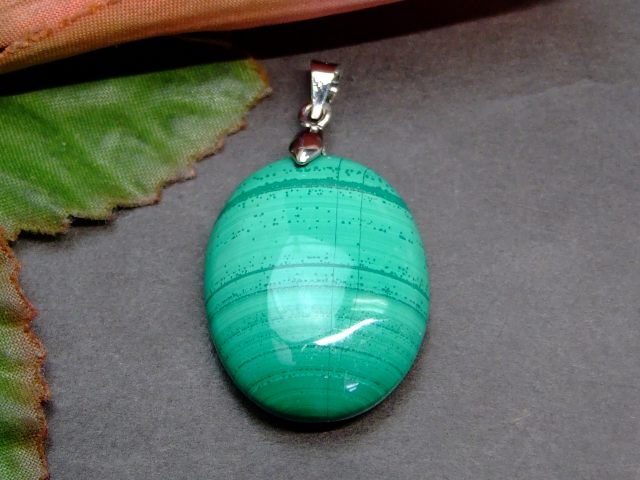 62573　　マラカイト 27mm×20mm AA 1個売り ペンダントトップ 送料無料 ロシア産 天然石 パワーストーン