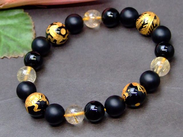 63425　　10mm／12mm タイチンルチル オニキス フロストオニキス 四神 金彫 ブレスレット 内径18cm ポーチ付き 送料無料 天然石 パワーストーン