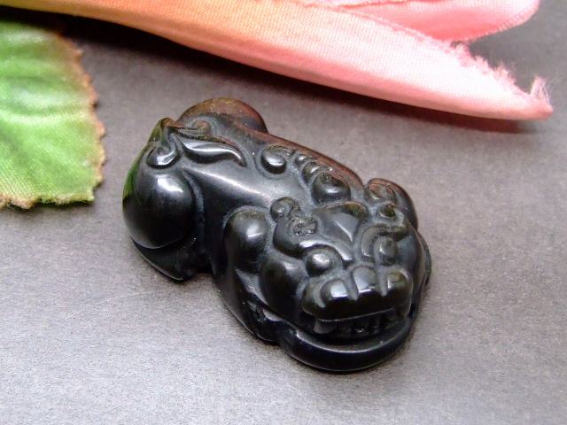 g3-462M　　ゴールドオブシディアン 32mm×19mm 1個売り 貔貅 ヒキュウ ひきゅう ペンダントトップ 穴あき 置物にも 送料無料 アメリカ産 天然石 パワーストーン