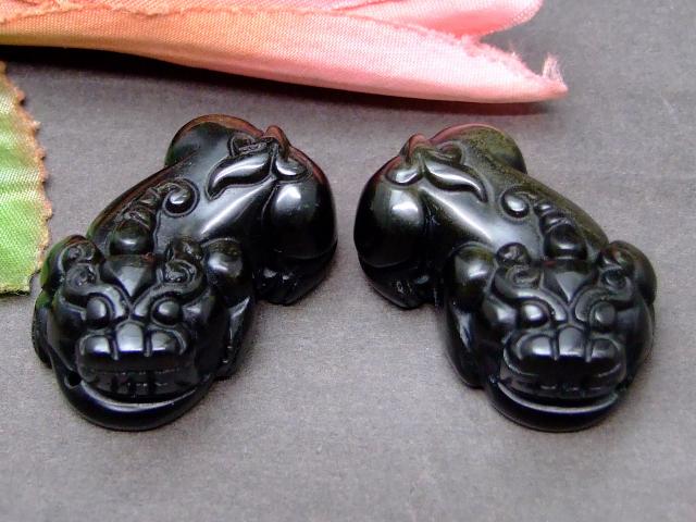 g3-462P　　ゴールドオブシディアン 32mm×19mm 2個セット 貔貅 ヒキュウ ひきゅう ペンダントトップ 穴あき 置物にも 送料無料 アメリカ産 天然石 パワーストーン