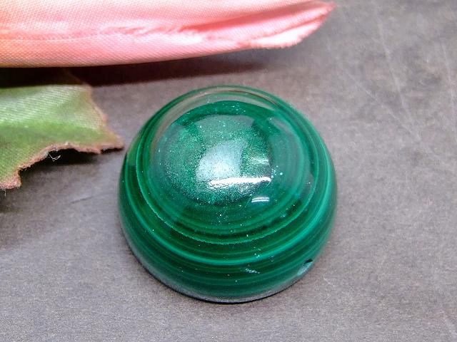 64677　　今月の半額 わけあり 24mm×14mm マラカイト 孔雀石 1個売り 送料無料 ロシア産 天然石 パワーストーン