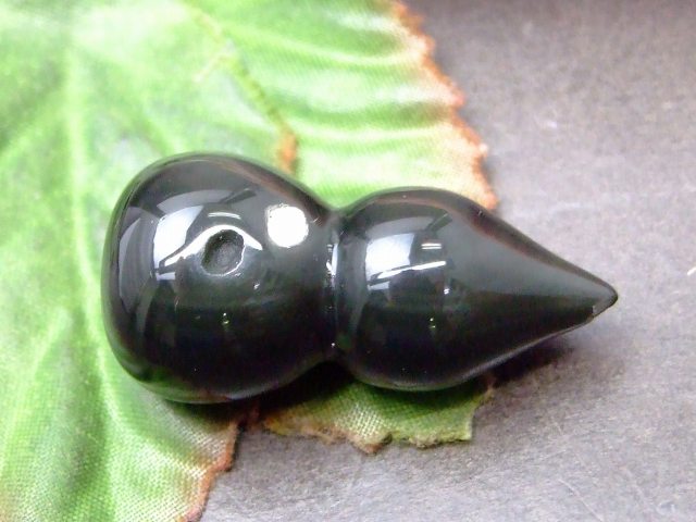 63867　　今月の半額 わけあり オブシディアン 33mm×16mm 1個売り ひょうたん 瓢箪 ヒョウタン お守り 厄除け アクセサリー作りに 送料無料有 アメリカ産 天然石 パワーストーン