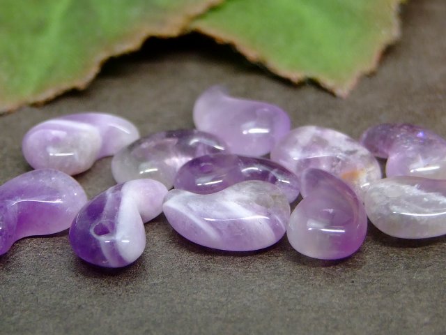 64350　　勾玉 10mm×6mm 1個売り アメジスト 紫水晶 送料無料有 天然石 パワーストーン