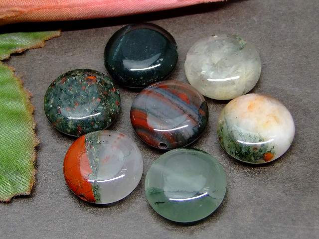 g3-3372A　　アフリカブラッドストーン 15mm 円盤 コイン 1粒売り 送料無料有 天然石 パワーストーン