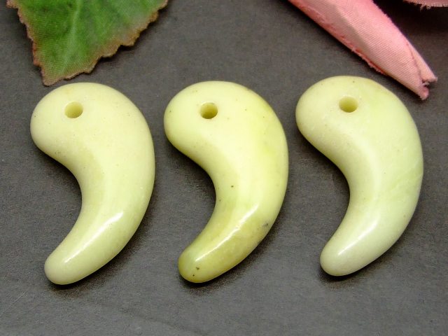 49535 勾玉 ジャスパー 38mm×21mm 1個売り 送料無料有 天然石 パワーストーン