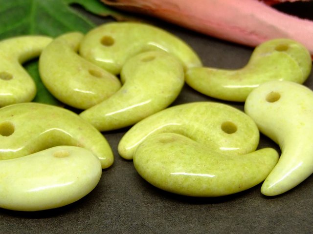 49535A　　今月の半額 勾玉 ジャスパー 29mm×16mm 1個売り 送料無料有 天然石 パワーストーン