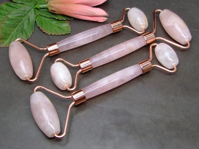 64673　　今月の半額 わけあり ローズクォーツ 150mm かっさマッサージ 小顔 美顔ローラー マッサージ..