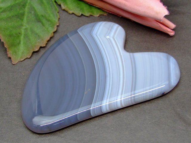 k3-10C　　今月30％OFF かっさプレート ハート型 Y型 グレーアゲート 瑪瑙 メノウ ポーチ付き 美肌 美..