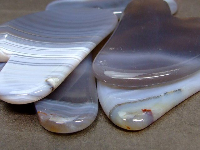 k3-10C　　今月30％OFF かっさプレート ハート型 Y型 グレーアゲート 瑪瑙 メノウ ポーチ付き 美肌 美顔 美容 マッサージ用 送料無料有 天然石 パワーストーン