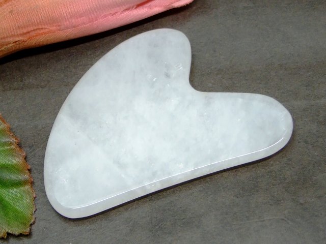 k3-19E　　今月30％OFF かっさプレート ハート型 Y型 小 白翡翠 ヒスイ ジェイド ジェード ポーチ付き ..