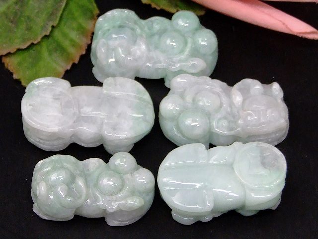 g3-3391D　　ミャンマー翡翠 貔貅 ヒキュウ ひきゅう AA 1個売り ペンダントトップ 穴あき 置物にも 送料無料 天然石 パワーストーン