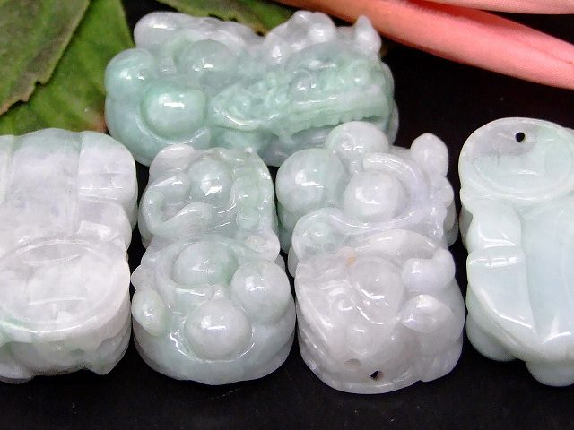 g3-3391D　　ミャンマー翡翠 貔貅 ヒキュウ ひきゅう AA 1個売り ペンダントトップ 穴あき 置物にも 送料無料 天然石 パワーストーン