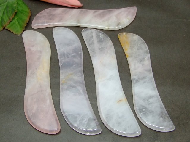 k3-26F　　ローズクォーツ かっさプレート ポーチ付き 美肌 美顔 美容 マッサージ用 送料無料有 天然石 パワーストーン