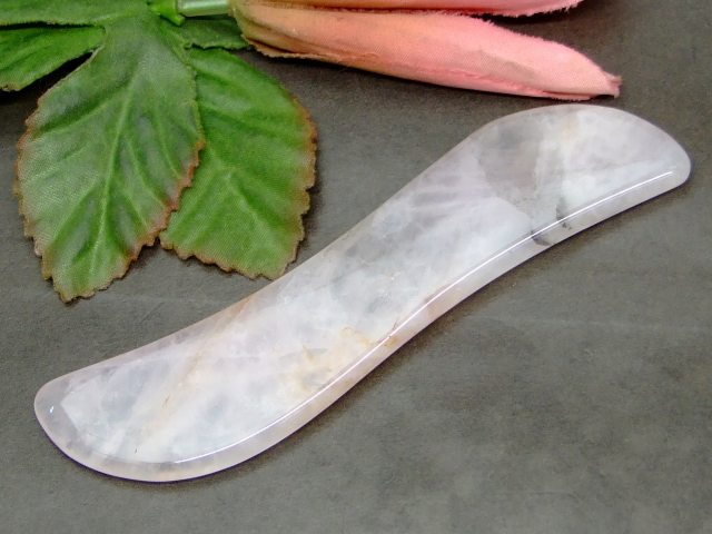 k3-26H　　今月55％OFF わけあり ローズクォーツ かっさプレート ポーチ付き 美肌 美顔 美容 マッサージ用 送料無料有 天然石 パワーストーン