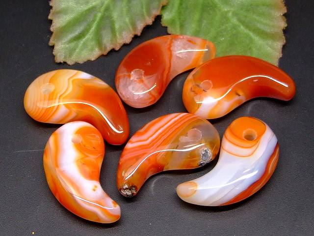 66447H　　今月の半額 わけあり 勾玉 縞瑪瑙 31×17mm 1個売り メノウ アゲート 送料無料 天然石 パワーストーン