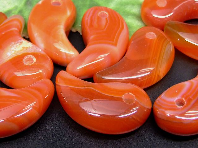 66448G　　勾玉 縞瑪瑙 A 31×17mm 1個売り メノウ アゲート 送料無料 天然石 パワーストーン