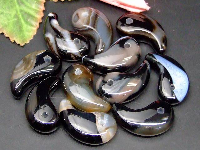 66451A　　勾玉 オニキス 31×17mm AA 1個売り 送料無料有 天然石 パワーストーン