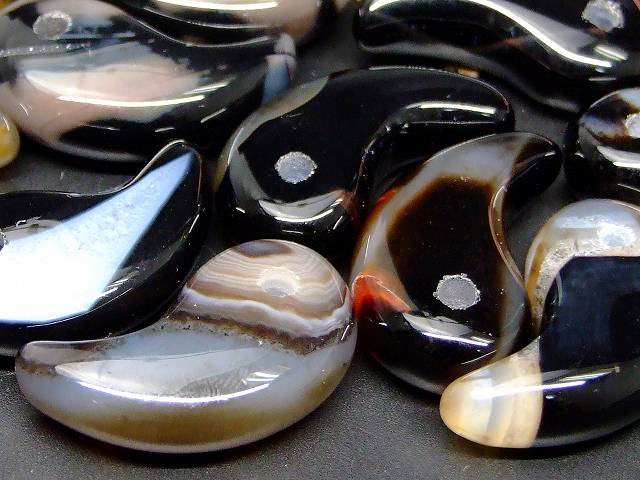 66451A　　勾玉 オニキス 31×17mm AA 1個売り 送料無料有 天然石 パワーストーン