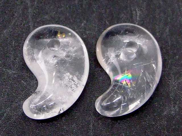 67950　　勾玉 水晶 虹入り 18mm×12mm 1個売り クリスタル クォーツ 送料無料有 天然石 パワーストーン