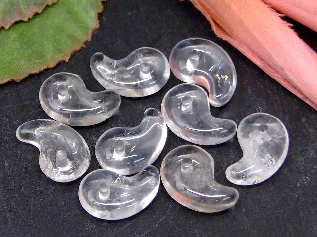 67950　　勾玉 水晶 虹入り 18mm×12mm 1個売り クリスタル クォーツ 送料無料有 天然石 パワーストーン