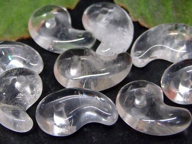 67950　　勾玉 水晶 虹入り 18mm×12mm 1個売り クリスタル クォーツ 送料無料有 天然石 パワーストーン