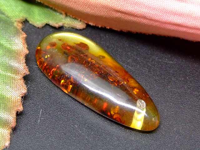 65971　　花アンバー 琥珀 30mm×12mm AA 1個売り ルース 裸石 穴あり ペンダントトップ 送料無料 メキシコ産 天然石 パワーストーン