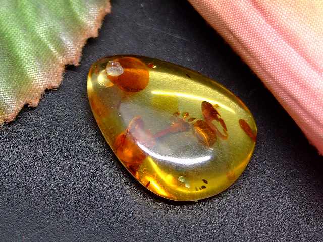 65975　　花アンバー 琥珀 22mm×17mm AA 1個売り ルース 裸石 穴あり ペンダントトップ 送料無料 メキシコ産 天然石 パワーストーン