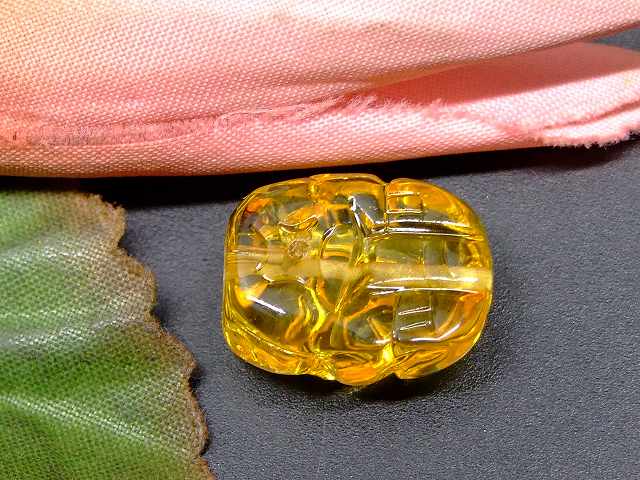 65948　　アンバー 琥珀 貔貅 ヒキュウ ひきゅう 15mm×12mm 5A 1個売り ルース 裸石 穴あり ペンダントトップ ブレスレット 送料無料 メキシコ産 天然石 パワーストーン
